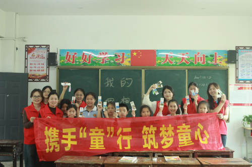 讓愛溫暖每一個孩子 —衡陽幼兒師范高等?？茖W(xué)校小學(xué)教育系開展“藝術(shù)童伴”留守兒童關(guān)愛工程活動紀(jì)實(shí)