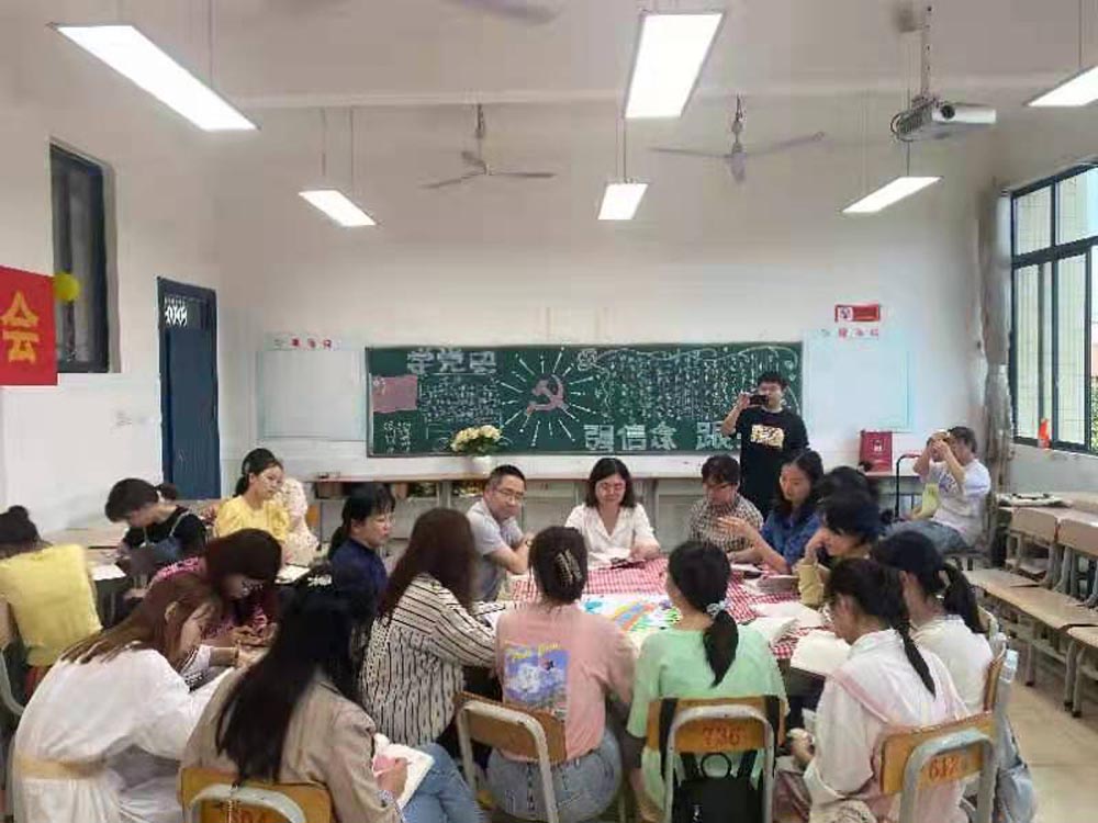  蹲下來，才能看到孩子的世界 ——學(xué)前教育學(xué)院舉行第二期讀書分享會