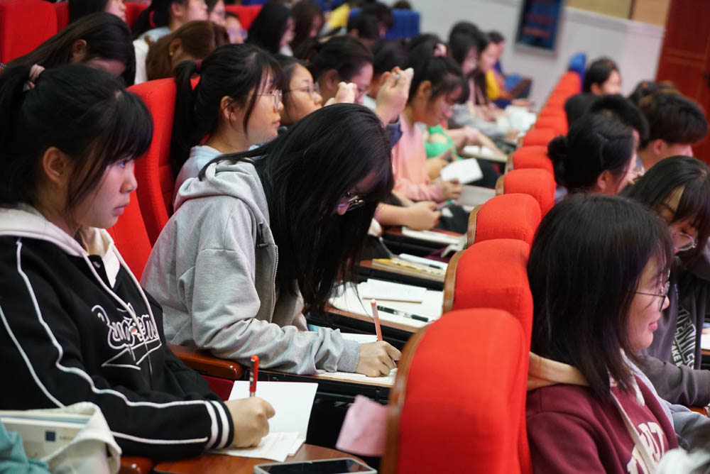 聆聽黨的知識與輝煌黨史，譜寫精神信念的“高歌”——衡陽幼兒師范高等專科學(xué)校舉辦2021年度業(yè)余黨校第一期培訓(xùn)班