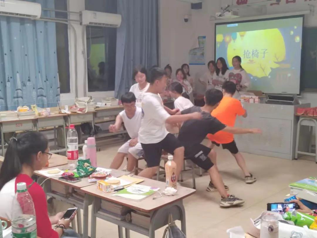中秋佳節(jié)，師生一起過！