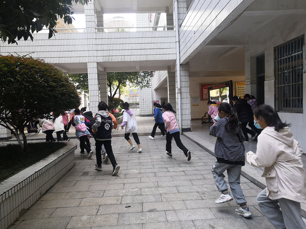心系安全 警鐘長(zhǎng)鳴 ——附屬藝術(shù)中專開展消防安全疏散演練