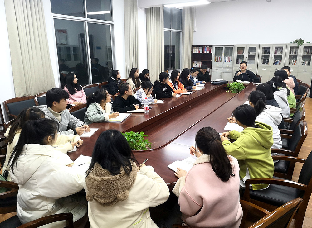 衡陽幼高專召開“我和校長面對(duì)面”2021級(jí)新生代表座談會(huì)