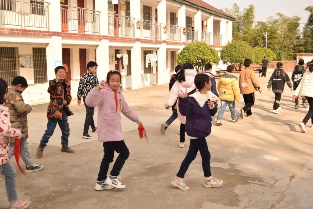 感動(dòng)！他們一次次來村小支教