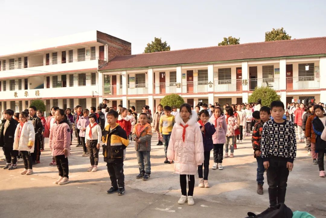 感動(dòng)！他們一次次來村小支教
