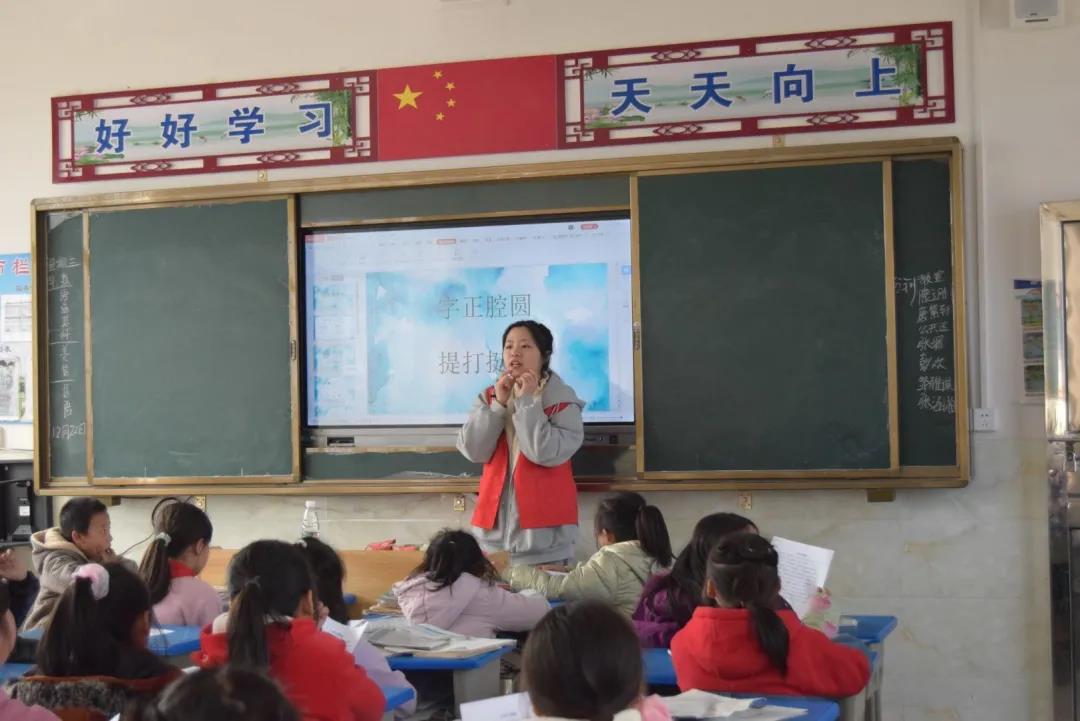 感動(dòng)！他們一次次來村小支教