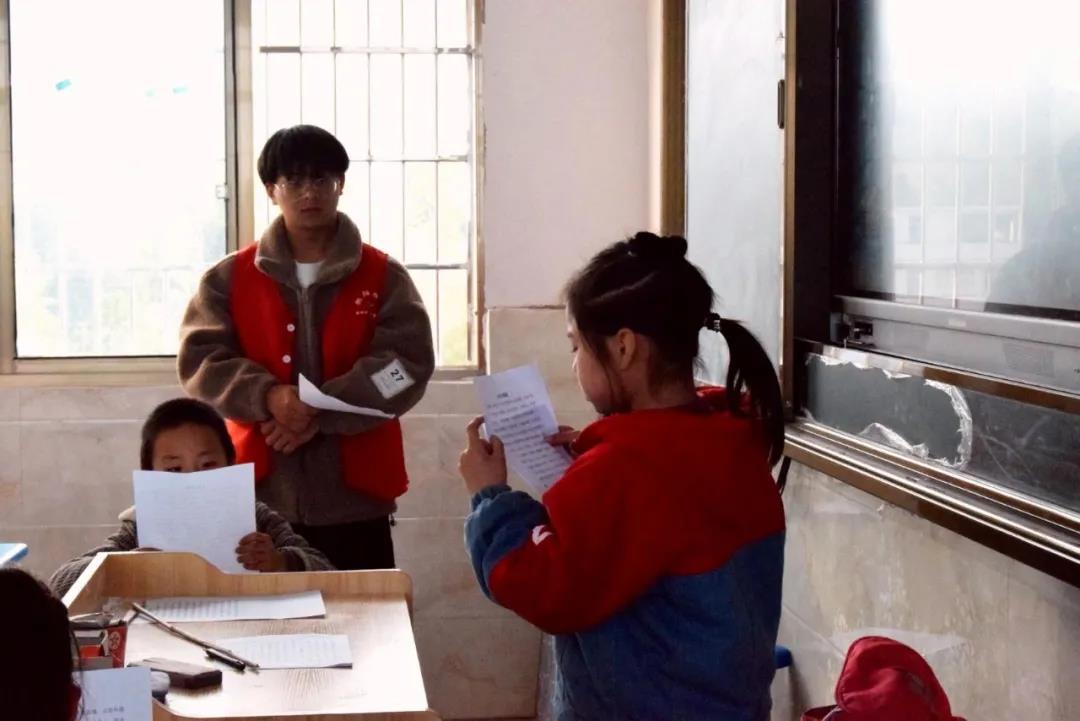 感動(dòng)！他們一次次來村小支教