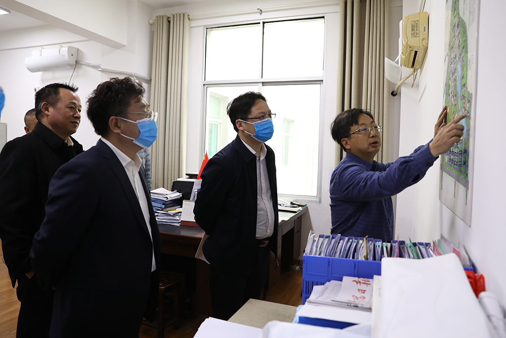 黨委書記李來清、校長鄧昌大深入一線調研