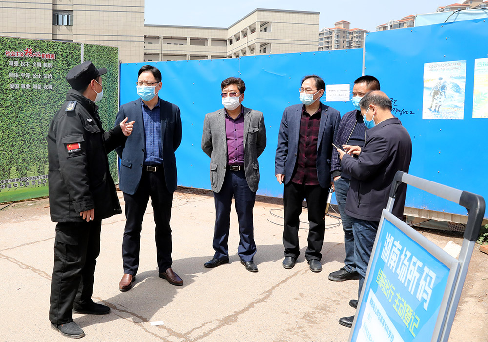 李來(lái)清、鄧昌大督查校內(nèi)疫情防控工作
