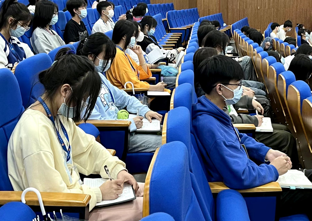 衡陽幼師耒陽校區(qū)組織青年代表集中觀看慶祝中國(guó)共產(chǎn)主義青年團(tuán)成立100周年大會(huì)直播