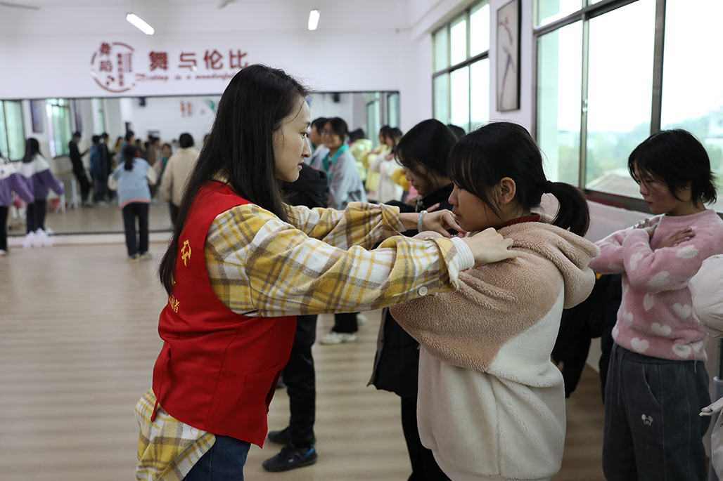 衡陽幼兒師范高等?？茖W(xué)校積極開展“百千萬‘藝術(shù)童伴’——留守兒童關(guān)愛工程”支教幫扶活動