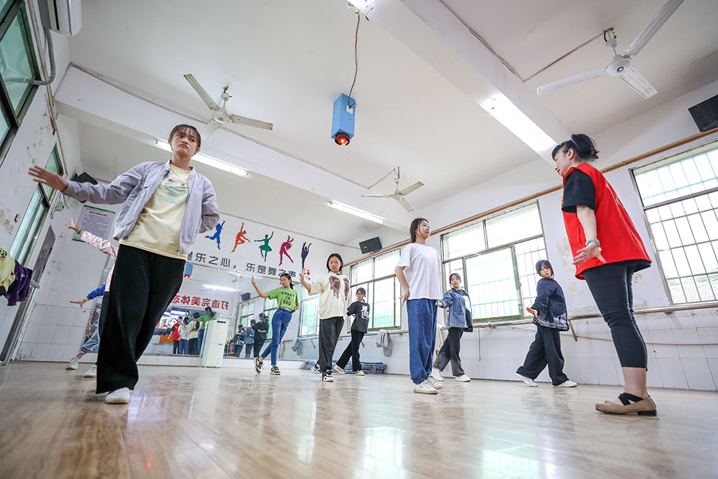 “藝”起成長(zhǎng)，伴你同行 ——衡陽(yáng)幼兒師專志愿者赴衡南縣松江聯(lián)合學(xué)校長(zhǎng)嶺校區(qū)開展支教幫扶活動(dòng)
