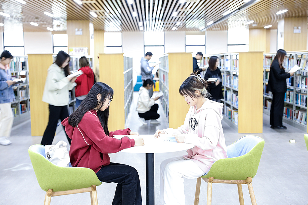 衡陽幼兒師專舉辦“以書敘情義，以畫見遠方”藝術展