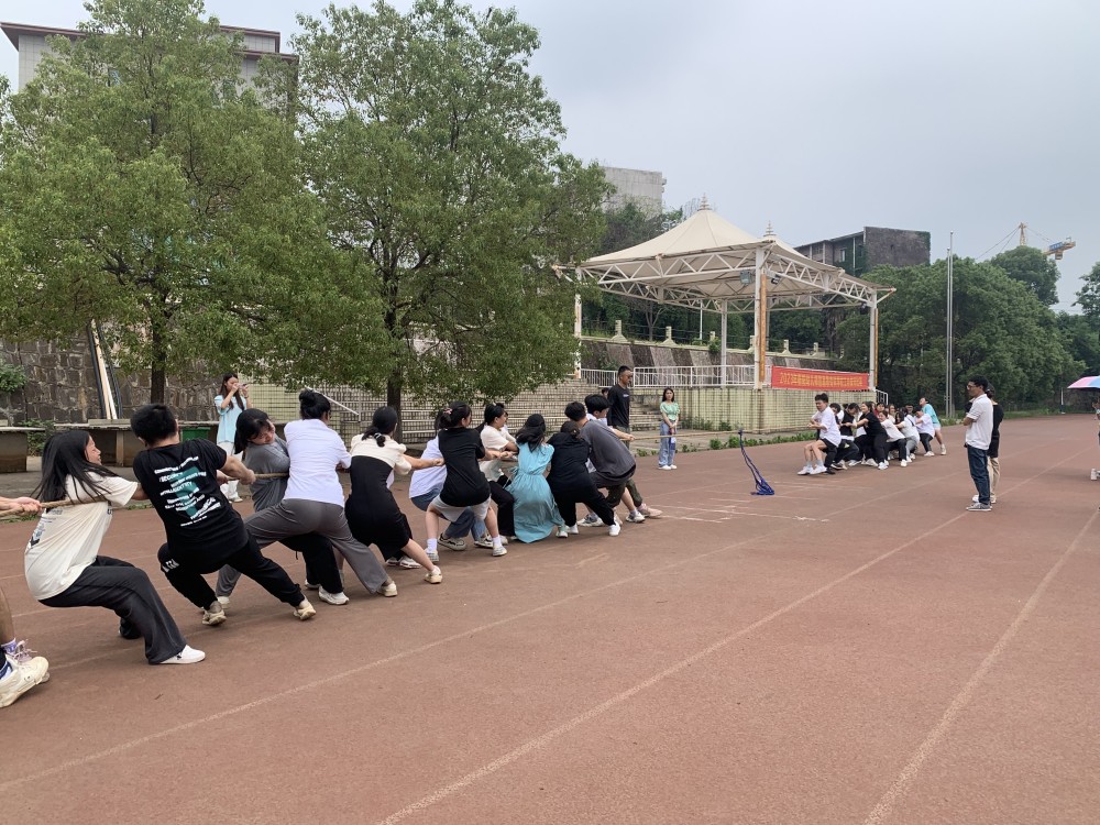 凝神聚力 拔出精彩—— 數(shù)學與現(xiàn)代信息技術系舉行拔河比賽