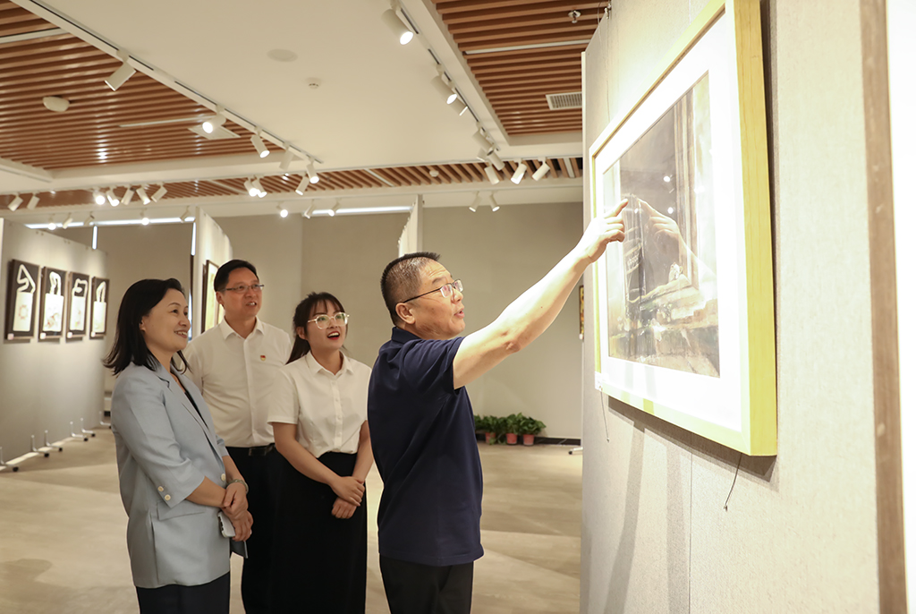 衡陽幼兒師專藝術系舉行“以學促干 藝心向黨”主題作品展