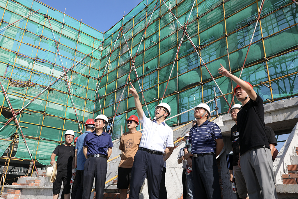 校領(lǐng)導(dǎo)深入學(xué)?；?xiàng)目施工現(xiàn)場檢查指導(dǎo)工作